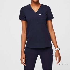 FIGS Catarina One-Pocket Scrub Top in Navy